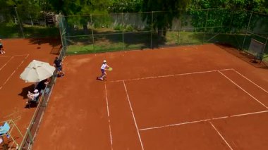 Hava çekimi sporcuların açık havada oynadığını gösteriyor..