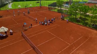 Kil üzerinde yarışan birkaç oyuncunun drone filmi.