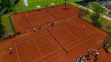 Parlak ışıkta oynayan birkaç kişinin hava görüntüsü.