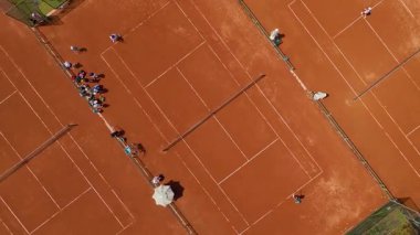 Drone oyuncuların açık gökyüzü altında topa vurduğunu gösteriyor.