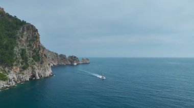 Binaların ve engebeli yamaçların insansız hava aracı görüntüleri..