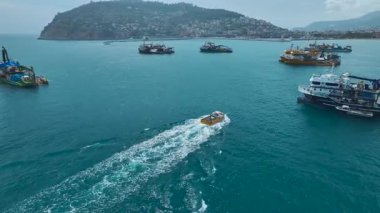 Deniz kenarındaki tekniksel gemilerin yüksek görüntüsü.