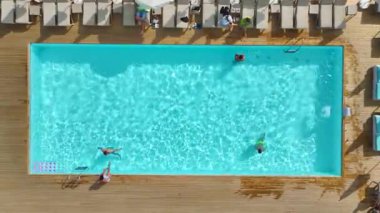 Üst çekim sahil beldesi ve parlak su havuzunu gösteriyor..