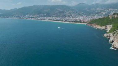 Üst manzara şehir bloklarını ve dağ arazisini vurguluyor.