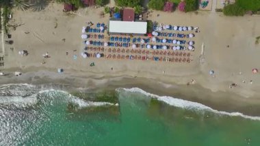 Mavi kıyı şeridine yakın havuzu olan tatil köyünün yüksek manzarası.