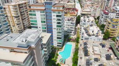 Havadan alınan görüntülere göre plaja yakın aile dostu evler var..