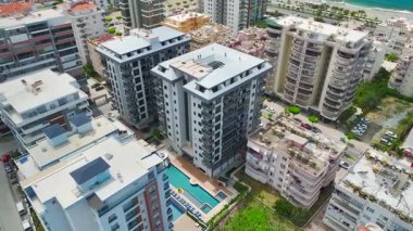 Drone filmi, çocuk slaytlarıyla modern sahil kompleksini yakalıyor.
