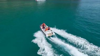 İnsansız hava aracı manzarası altın kıyısı yakınlarındaki lüks tekneyi ön plana çıkarıyor.