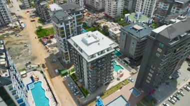 Aileler için tasarlanmış modern deniz kıyısındaki konutlara en iyi bakış açısı.