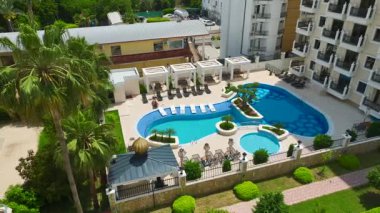 İnsansız hava aracı havuzları, parkları ve yeşil alanları olan daireleri yakalıyor.