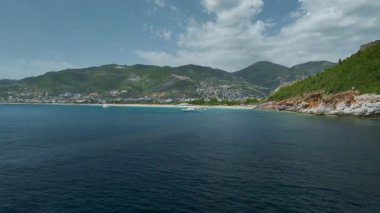 Drone görüntüsü lüks bir geminin kumsalda seyahat ettiğini gösteriyor..