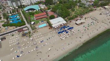 Sahil kenarındaki villaların ve turkuaz suyun insansız hava aracı görüntüleri..