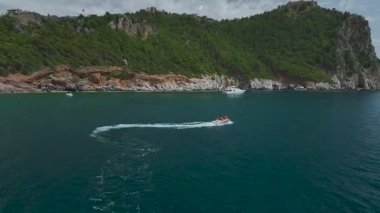 Deniz manzarası yakınındaki teknenin hava görüntüsü.