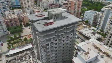 Drone filmleri çatıda ve iç mekanlarda çalışan inşaatçıları gösteriyor.