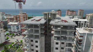 Modern daireli şantiye manzarası.