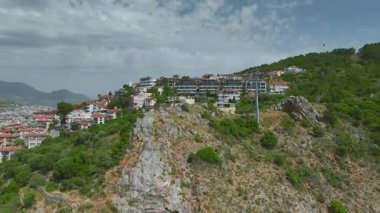 Yoğun caddelerin ve yüksek binaların üst görüntüsü.