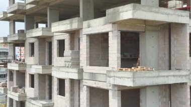 Yüksek çekim, çatı ve iç mekanları hazırlayan işçileri gösteriyor.