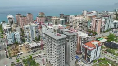 Mühendisler ve personelle birlikte inşaat alanının yüksek görünümü.