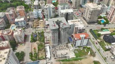Havadan çekilen görüntüler apartman alanındaki inşaat ekibini vurguluyor.