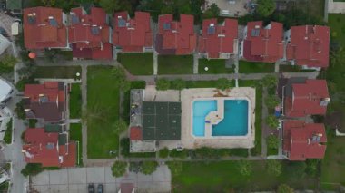 İnsansız hava aracı şehir siluetini gün ışığında gösteriyor.