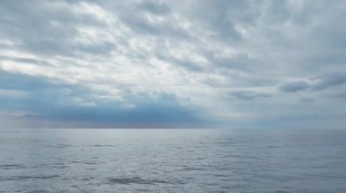 Yüksek görünüm, üzerinde ışık bulutları olan parlak suyu gösterir..