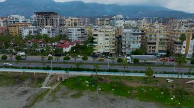 İnsansız hava aracı açık havada şehir binalarını yakalıyor.