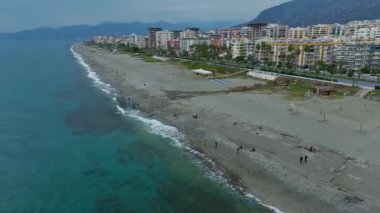 Akdeniz 'in bulutların altındaki yüksek hava görüntüleri.