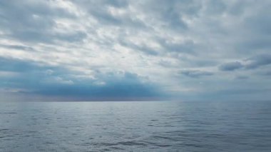 Parlak Akdeniz 'in kumlu üst manzarası.