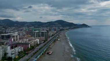 Hava görüntüsü suyu ve boş plaj alanlarını vurguluyor.