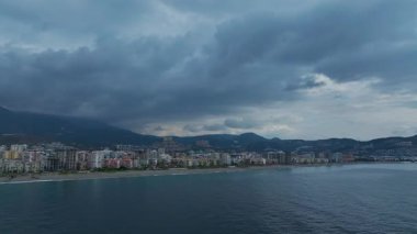 Gök mavisi su manzarası ve terk edilmiş kumlar..