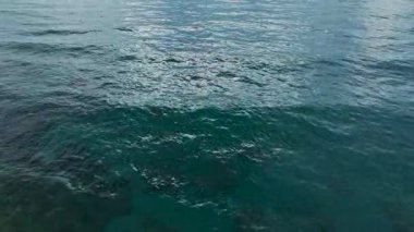 Mavi bulutların altında mükemmel bir tatil kıyısı görüntüsü..