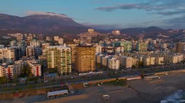 İHA görüntüleri trafik ve yüksek binaları gösteriyor..