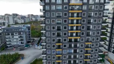 Daireler, havuzlar ve çocuk tesisleri..