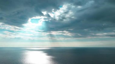 Yüksek kıyı şeridi görüntüsü seyahat içeriği için mükemmel.