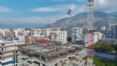 Yeni binalara paneller yerleştiren işçilerin insansız hava aracı görüntüleri.