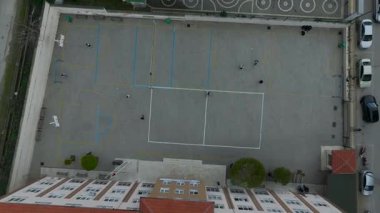 Okul bahçesindeki futbol sahasının en iyi vuruşu..