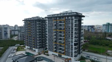 İnsansız hava aracı metal işlerini ve çatı işlerini yakalıyor.