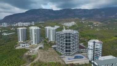 İnsansız hava aracı görüntüleri aktif çatı ve havuz çalışmalarını vurguluyor.