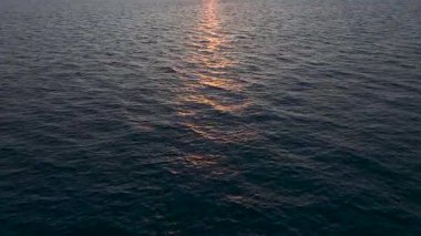 Kentsel büyüme yakınlarındaki boş plajlı deniz manzarası.