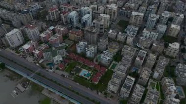 İnsansız hava aracı havuzları, çatıları ve işleri yakalıyor.