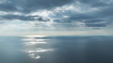 İnsansız hava aracı görüntüsü tatil köyü reklamları için mükemmel altın kumlar gösteriyor.