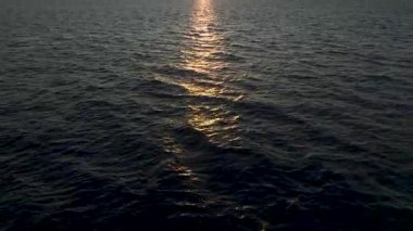 Yüksek çekim gök mavisi denizi ve altın kıyı şeridini yakalıyor..