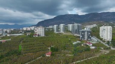 En iyi hava filmi modern tatil köyü tarzı konut inşaatını gösteriyor.