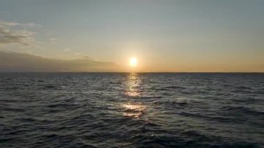 Hava görüntüsü temiz su ve terk edilmiş kumları gösteriyor..