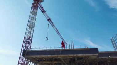 Drone mürettebatın iç ve çatı alanlarında çalıştığını gösteriyor.