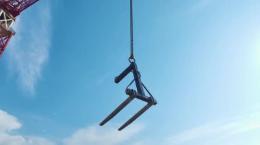 Üst düzey hava filmleri işçileri yapıların içinde yakalıyor.