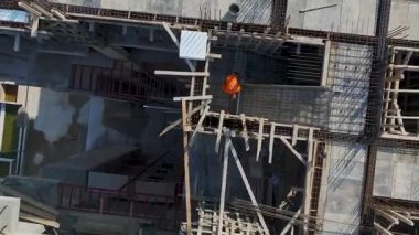 Drone aktif vinçleri, inşaatçıları ve mühendisleri yakalıyor.