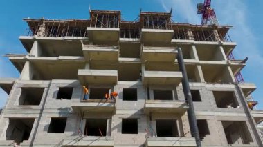 Yüksek vinç kaldırma görüntüsü üst seviyelere yükleniyor.