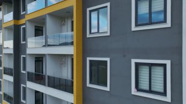 Yüksek hava görüntülerinde vinçler ve çatı çalışmaları görülüyor..