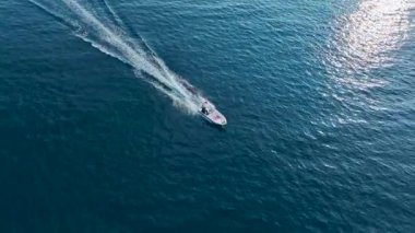 Hava görüntüsü, sakin denizde hareket eden gemiyi vurguluyor.